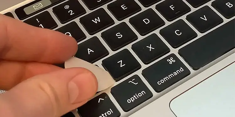 Cạo các phím để làm sạch bàn phím đúng cách